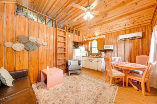 Rustic Cabin w/ Hot Tub Near Broken Bow Lake!, Broken Bow (foto 6)