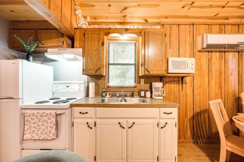 Rustic Cabin w/ Hot Tub Near Broken Bow Lake!, Broken Bow (foto 8)