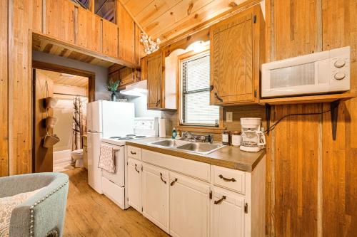 Rustic Cabin w/ Hot Tub Near Broken Bow Lake!, Broken Bow (foto 9)