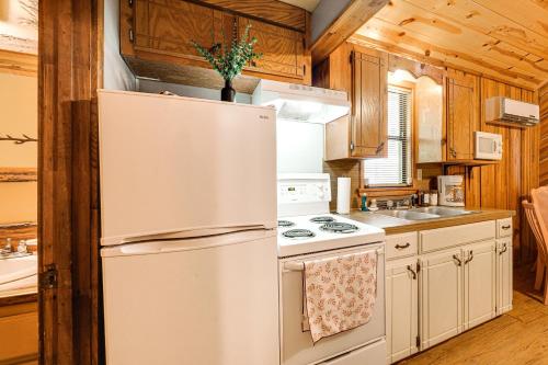 Rustic Cabin with Hot Tub Near Broken Bow Lake! in 德昆