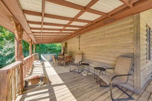 Rustic Cabin with Hot Tub Near Broken Bow Lake! in 德昆