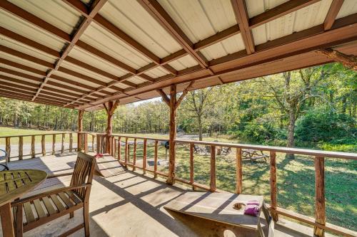 Rustic Cabin with Hot Tub Near Broken Bow Lake! in 德昆