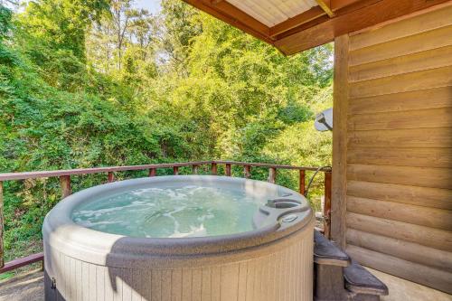 Rustic Cabin with Hot Tub Near Broken Bow Lake! in 德昆