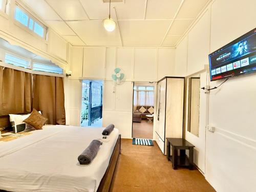 Yepplo Holiday Home - Traditional 2BHK Wooden House - Laban, Shillong in Iewduh