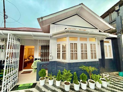 Yepplo Holiday Home - Traditional 2BHK Wooden House - Laban, Shillong in Iewduh