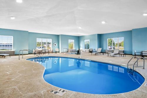Swimming pool, Holiday Inn Express Hotel & Suites Council Bluffs - Convention Center Area By IHG in Council Bluffs (IA)
