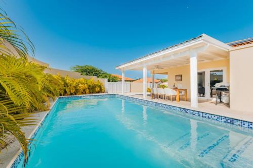 Charming & Private Gem 4min to Palm Beach w/Pool in บูคูรุย