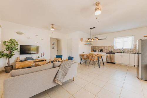 Charming & Private Gem 4min to Palm Beach w/Pool in บูคูรุย