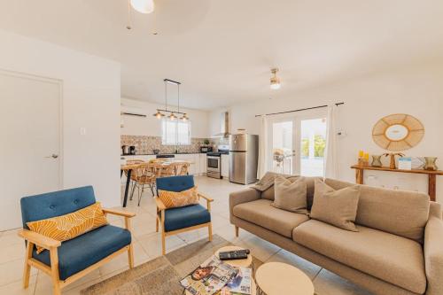 Charming & Private Gem 4min to Palm Beach w/Pool in บูคูรุย