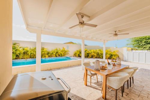 Charming & Private Gem 4min to Palm Beach w/Pool in บูคูรุย