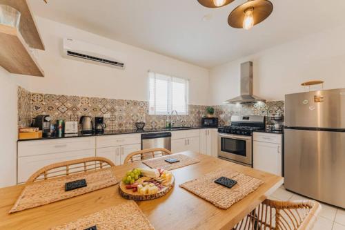 Charming & Private Gem 4min to Palm Beach w/Pool in บูคูรุย