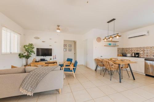 Charming & Private Gem 4min to Palm Beach w/Pool in บูคูรุย