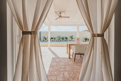 Charming & Private Gem 4min to Palm Beach w/Pool in บูคูรุย