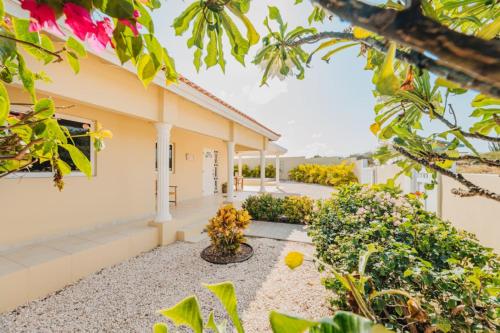 Charming & Private Gem 4min to Palm Beach w/Pool in บูคูรุย