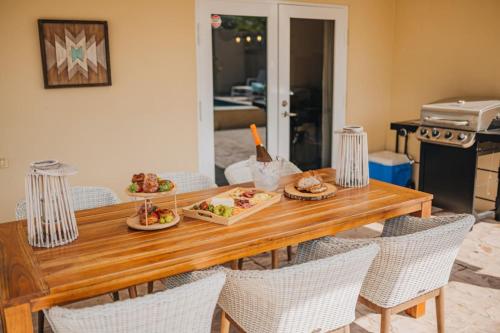 Charming & Private Gem 4min to Palm Beach w/Pool in บูคูรุย