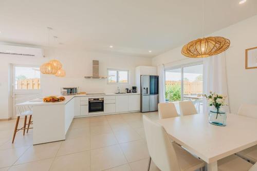 Cozy Villa, BBQ, Spacious Outdoor, Pool, 6 Sleeps in Paradera