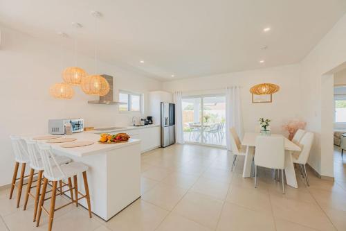 Cozy Villa, BBQ, Spacious Outdoor, Pool, 6 Sleeps in Paradera