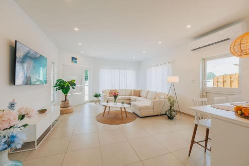 Cozy Villa, BBQ, Spacious Outdoor, Pool, 6 Sleeps in Paradera