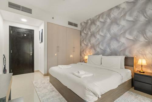 Charming 1BR with Balcony and City View in JVC - image 4