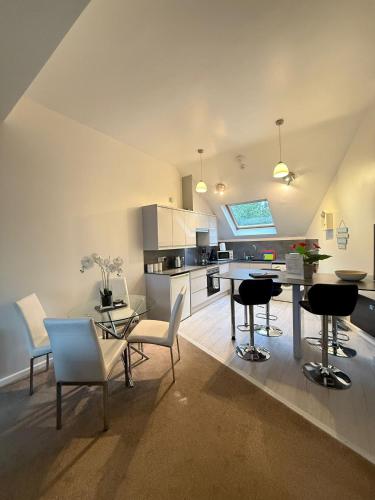 The Sawmills, Carlisle - Spacious 4 Bedroom Family House - Free WiFi - & Parking - Walk to Carlisle  – khách sạn tại Lau Dai