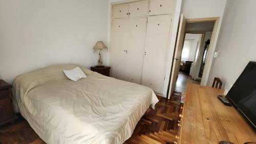 Muy Buen Departamento con vista al Mar desde el Balcon Dos Dormitorios a dos Cuadras del Mar sobre Avenida Colon