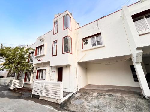 7 Hills Service Apartments