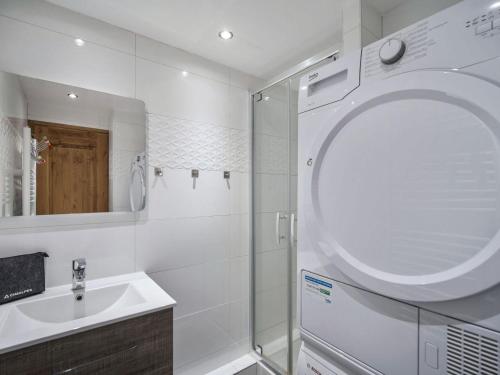 Appartement rénové 2 pièces cabine avec parking, près des pistes à Courchevel - FR-1-563-93 (Appartement renove 2 pieces cabine avec parking, pres des pistes a Courchevel - FR-1-563-93) in Courchevel