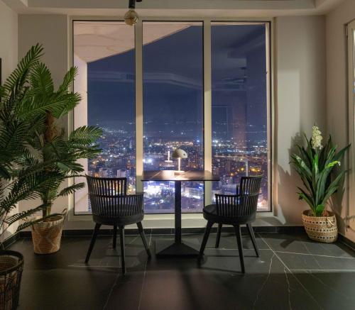 Digital Nomad Penthouse - 250m2 with 5 Bedrooms and Fast Wi-Fi - Monitors Included, Skopje