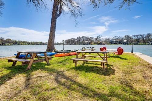 Waterfront Lake Dunlap Studio Cabin with Dock in New Braunfels, USA