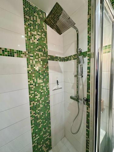 淋浴間, Appartement - Proche château de Versailles (Appartement - Proche chateau de Versailles) in 勒謝奈