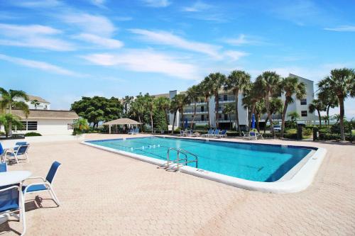 Beach Breeze Waterfront Luxe Condo on LBK in ลองโบทคีย์ (FL)