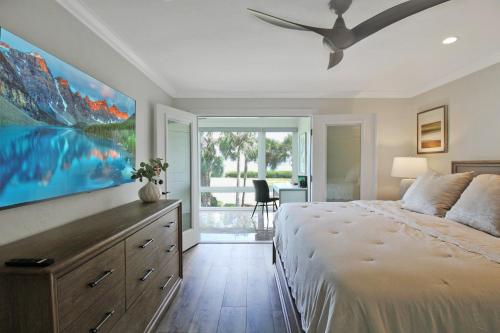 Beach Breeze Waterfront Luxe Condo on LBK in ลองโบทคีย์ (FL)