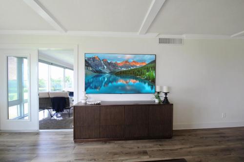 Beach Breeze Waterfront Luxe Condo on LBK in ลองโบทคีย์ (FL)