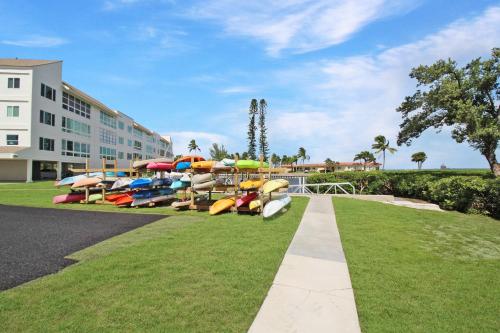 Beach Breeze Waterfront Luxe Condo on LBK in ลองโบทคีย์ (FL)