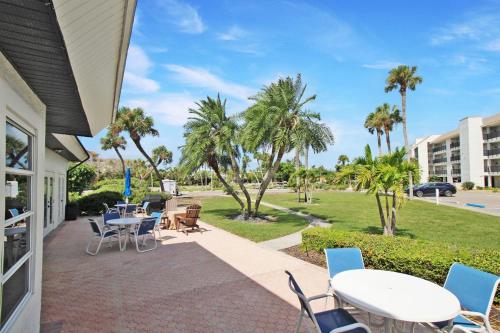 Beach Breeze Waterfront Luxe Condo on LBK in ลองโบทคีย์ (FL)