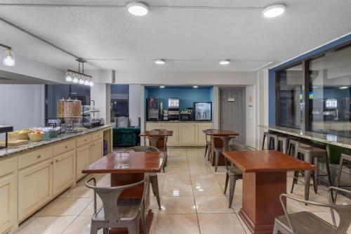 SureStay Studio by Best Western Victoria in Victoria, USA