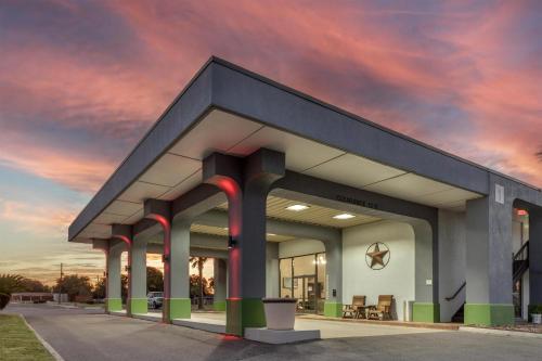 SureStay Studio by Best Western Victoria in Victoria, USA