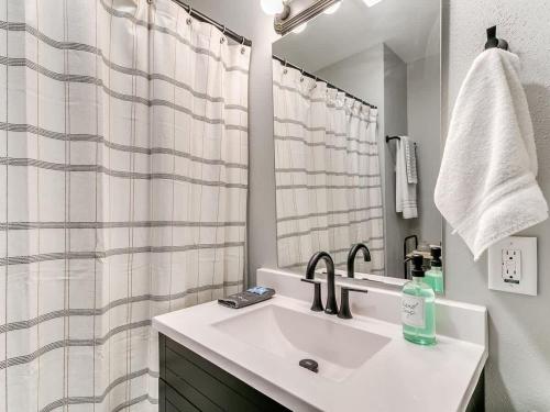 1402 Crescent - image 7