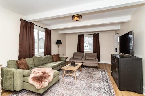 . Modern 3BR Getaway-Stylish Ames