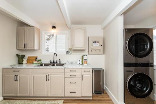 Modern 3BR Getaway-Stylish Ames - image 5