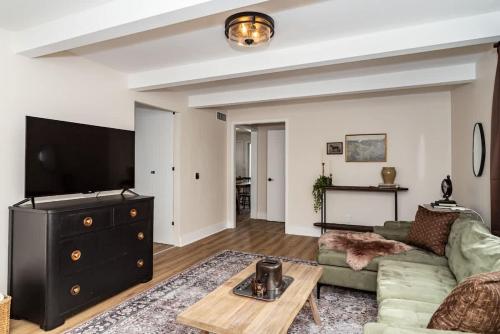 Modern 3BR Getaway-Stylish Ames - image 10