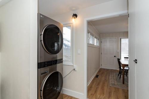 Modern 3BR Getaway-Stylish Ames - image 14