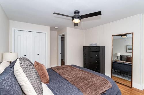 Modern 3BR Getaway-Stylish Ames - image 12