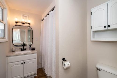 Modern 3BR Getaway-Stylish Ames - main image