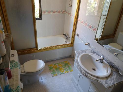 Bathroom, Habitacion Privada 3 personas en Toledo in Azucaica