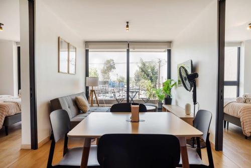 Chic 2BR Retreat for 5 in Vibrant Las Condes Oasis