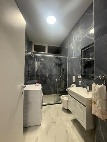 Душ, S Apartment's A2 in Дебар