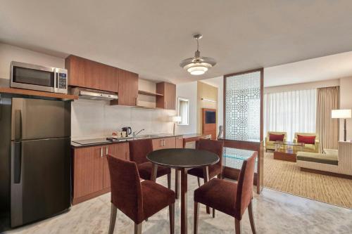주방, 포포인츠 바이 쉐라톤 호텔 & 서비스드 아파트먼트, 푸네 (Four Points by Sheraton Hotel & Serviced Apartments, Pune) in 푸네 공항