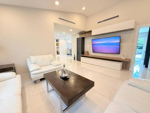 Facilities, Greenview Villa/Luxury Heated Pool Home Golf View in Kendale Lakes