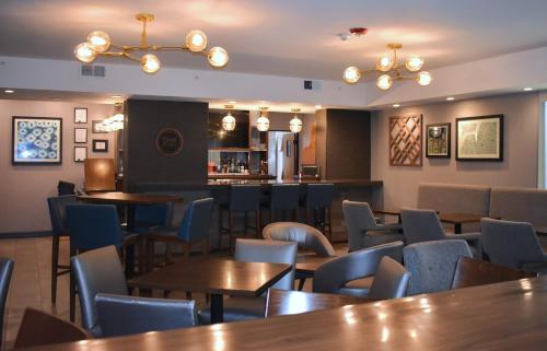Four Points by Sheraton Chicago Westchester/Oak Brook - image 2
